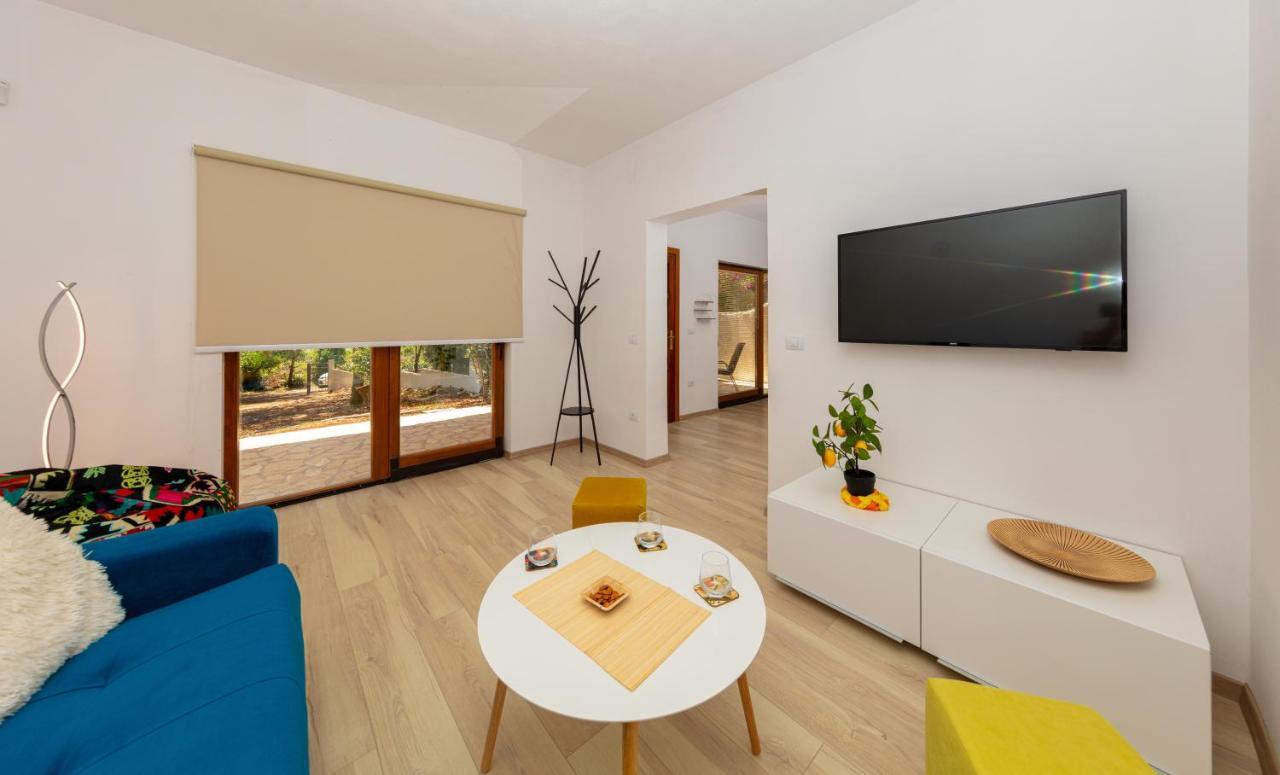 Al Pino Blue Property Premantura Exteriör bild